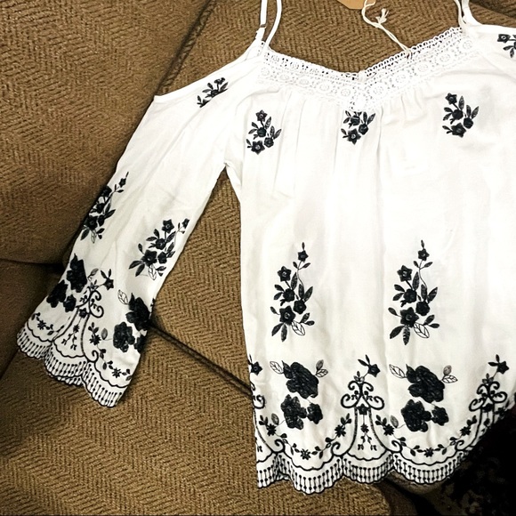 🎉8X HP🎉M Blu Pepper Cold Shoulder Top NWT! - Picture 2 of 10